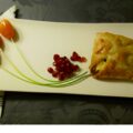 Bladerdeegpakketje met gerookte zalm , prei en tomatentulpjes