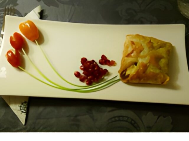 Bladerdeegpakketje met gerookte zalm , prei en tomatentulpjes