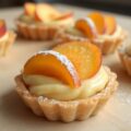 Bladerdeegtaartjes met gele room en perzik