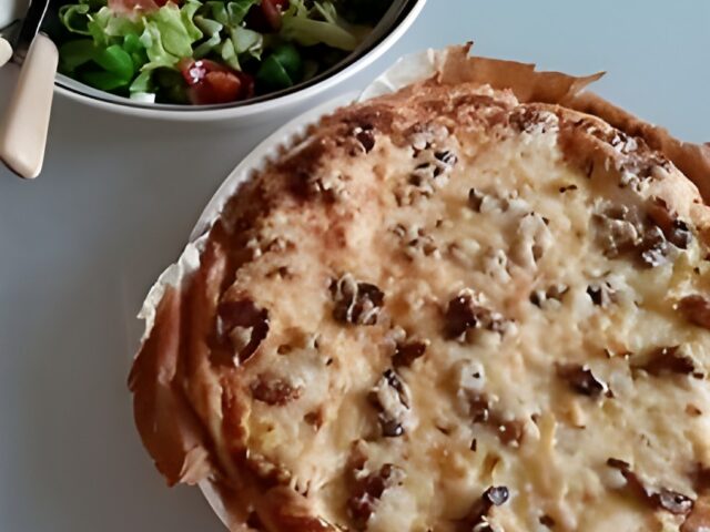 Bloemkoolquiche met kaas en walnoten