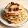 Boekweitflensjes met appel, rozijnen en vanillesaus