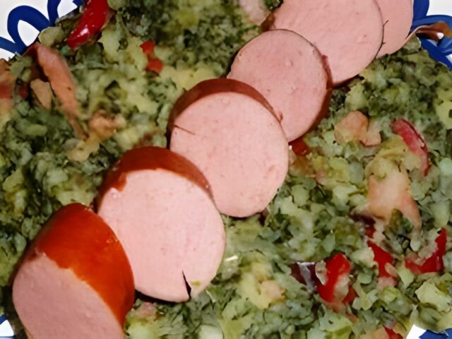 Boerenkoolstamppot met rode paprika, rode peper, rode ui en spekjes