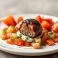 Bonbon van tonijn met komkommersalsa