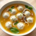 Bouillon met basilicumvisballetjes en champignons