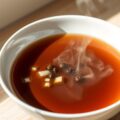 Bouillon van houtduif met jeneverbessen