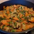 Bourgondische stoofpot van varkensfilet met worteltjes en champignons in roomsaus