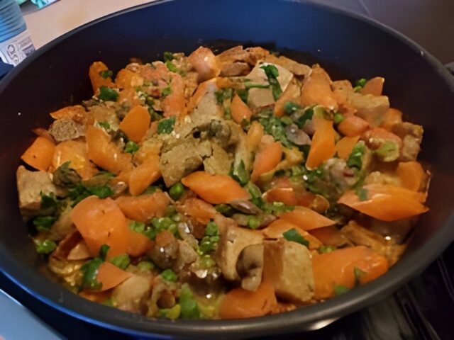 Bourgondische stoofpot van varkensfilet met worteltjes en champignons in roomsaus