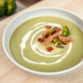 Broccolisoep met gerookte paling