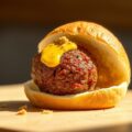 Broodje bal met mosterd