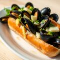 Broodje gevuld met warme mosselen