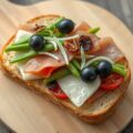 Broodje niçoise met kaas en gedroogde ham