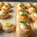 Broodjes met kwartelei en munt