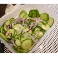 Budget komkommersalade met rode ui.