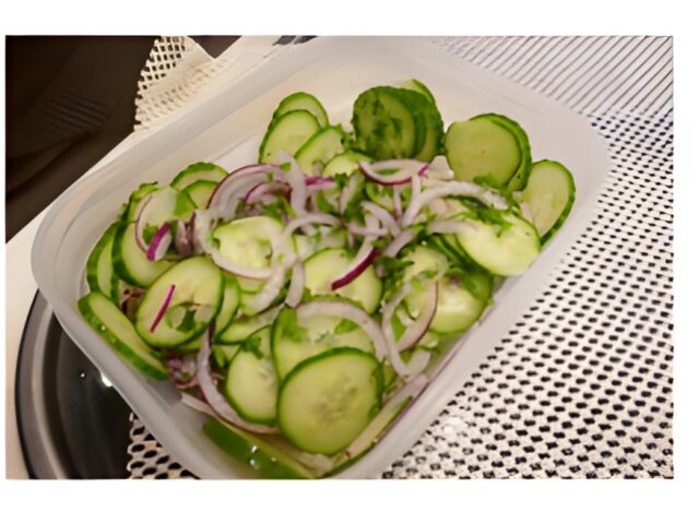 Budget komkommersalade met rode ui.