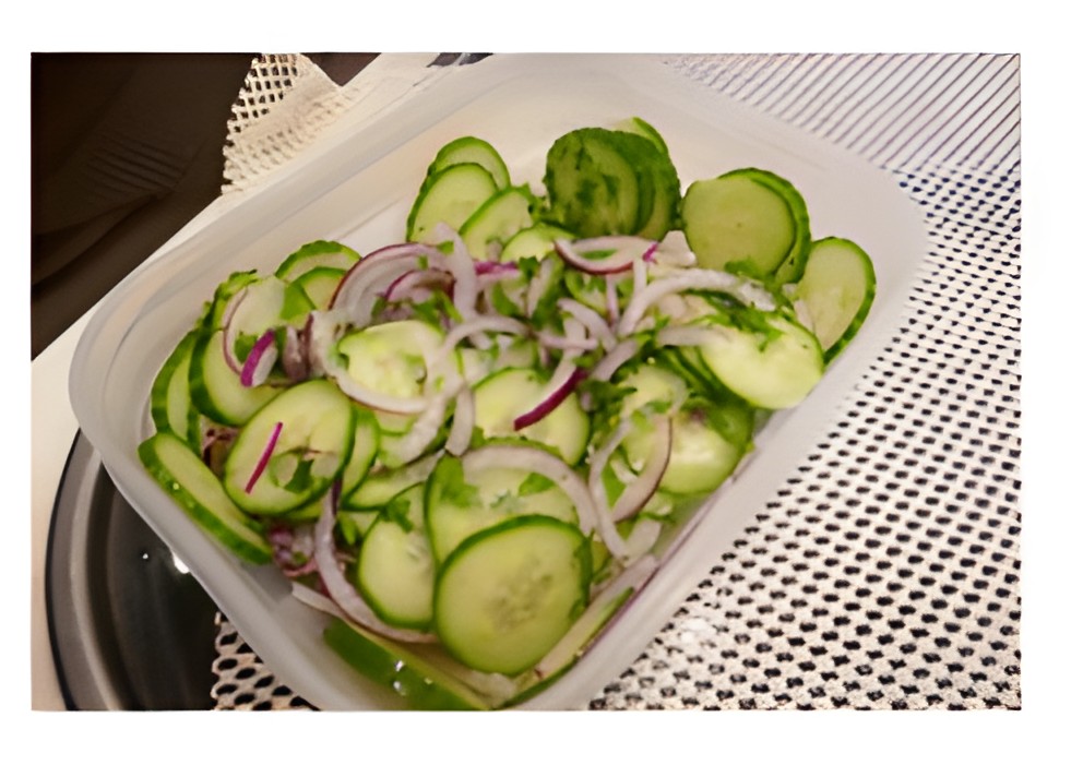Budget komkommersalade met rode ui.