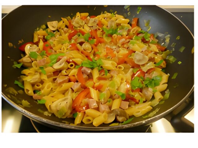 Camping gemak 5 pasta-pannetje met prei en champignons.
