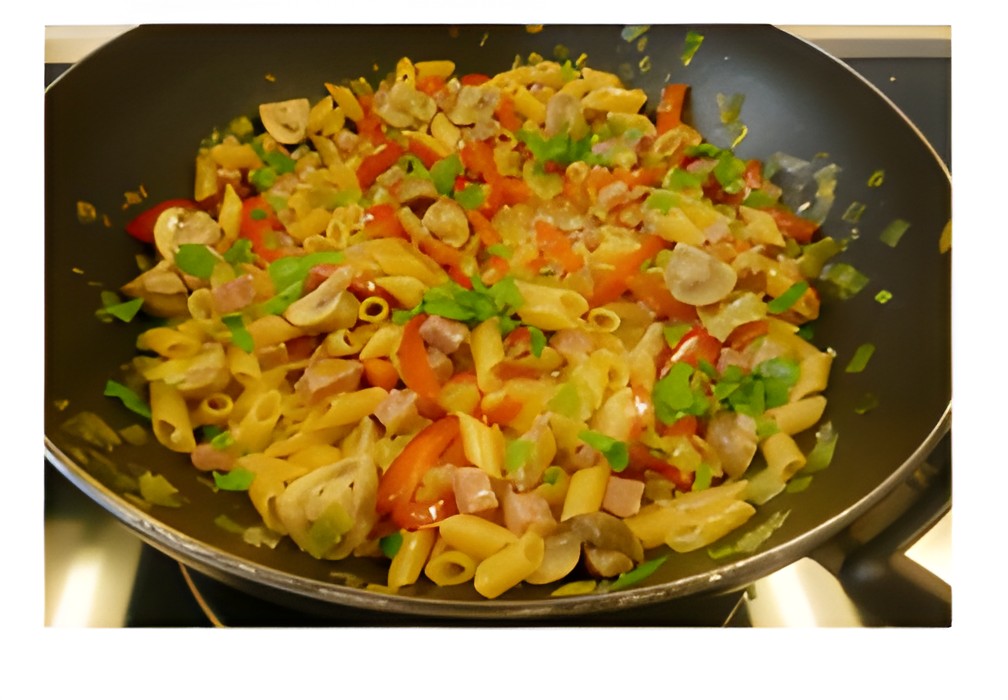 Camping gemak 5 pasta-pannetje met prei en champignons.