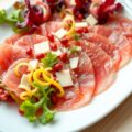 Carpaccio van runderhaas met roze-peperdressing