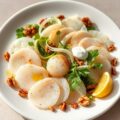 Carpaccio van sint-jacobsnoten met knolselder en veldsla