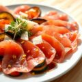 Carpaccio van tonijn, aubergine, courgette en tomaat