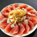Carpaccio van tonijn met gefrituurde knoflook
