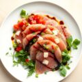 Carpaccio van tonijn met paprika en verse kruiden