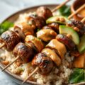 Champignon spiesjes met rijst, gewokte paksoi, avocado en pindasaus