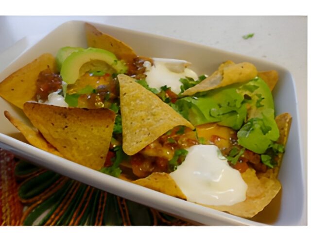 Chiligehakt met tortillachips.