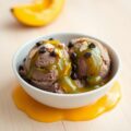 Chocoladeijs met verse mangosaus