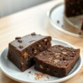 Chocoladekoek met dadels en groene thee
