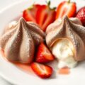 Chocolademeringues met aardbeien