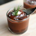Chocolademousse met rozemarijn