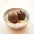 chocolademousseijs met roomsaus