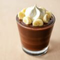 Chocoladepudding met een witte muts
