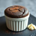 Chocoladesoufflé met amandelroom