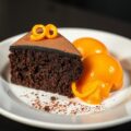 Chocoladetaart van het huis met sinaasappelsorbet
