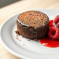 Chocoladetaartje met frambozencoulis