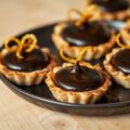 Chocoladetaartjes met gekonfijt witlof en sinaasap