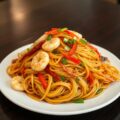 Chow mein van zeevruchten of garnalen