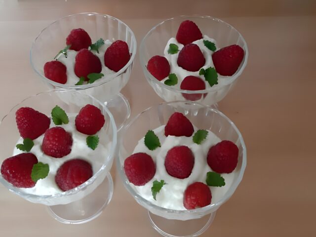 Citroenmousse met frambozen