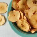 Compote van gedroogde appeltjes met honing en kaneel