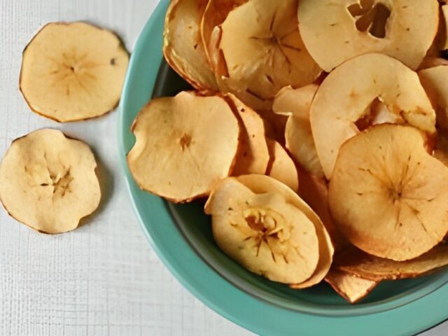 Compote van gedroogde appeltjes met honing en kaneel
