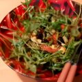 Courgettesalade met tomaat, olijven, kappertjes en rucola