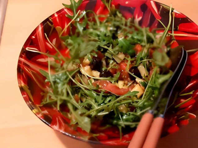 Courgettesalade met tomaat, olijven, kappertjes en rucola