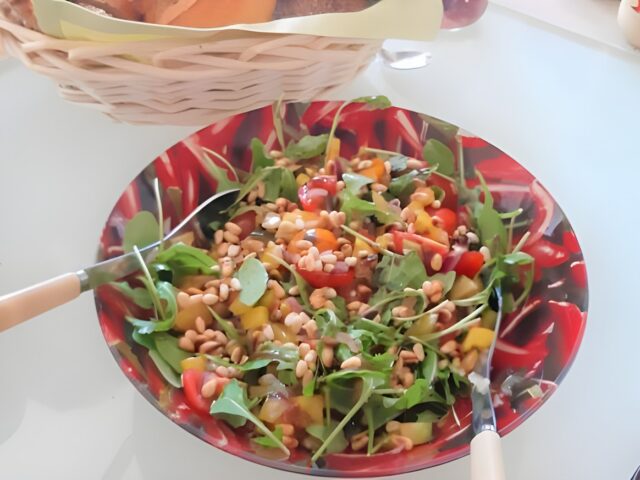 Courgettesalade met tomaatjes, paprika, rucola en pijnboompitten