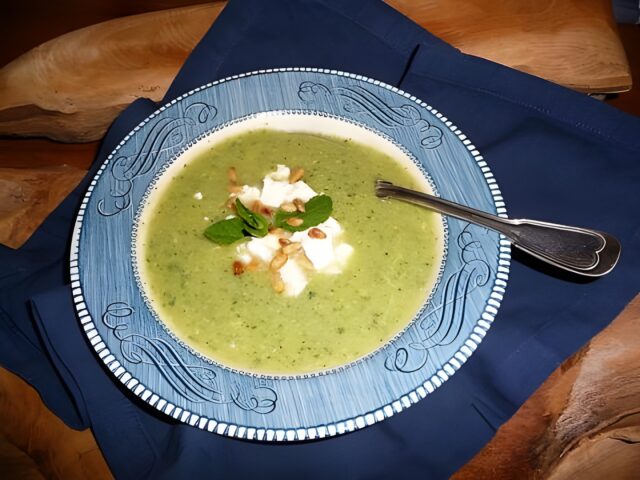 Courgettesoep met feta en munt