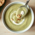 Courgettesoep met gerookte kip, kruidenroomkaas en geroosterde, geschaafde amandelen