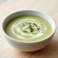 Courgettesoep met kruidenkaas