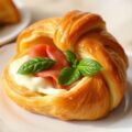 Croissants met mozzarella, ham en basilicum