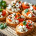 Crostini met geitenkaas en tomaat.